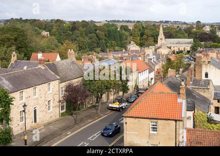 Blick vom Warkworth Castle entlang der Castle Street in Warkworth, Northumberland, England, Großbritannien Stockfoto