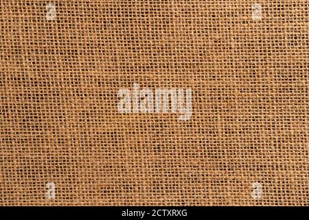 Sacktuch Nahaufnahme auf schwarzem Hintergrund. Dunkler rustikaler Hintergrund für Design und Menü Stockfoto