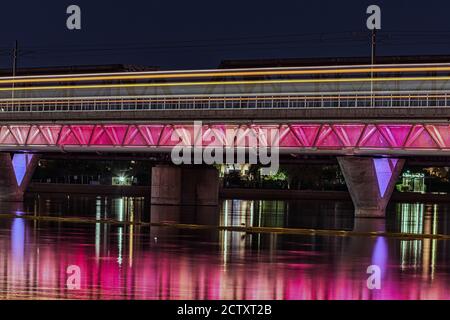 Stadtbahnbrücke über Tempe Town Lake in Tempe, Arizona Stockfoto