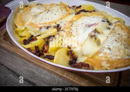 Reblochon tartiflette Gericht auf einem Tisch Stockfoto