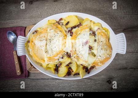 Reblochon tartiflette Gericht auf einem Tisch Stockfoto