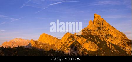 Sonnenaufgang über Mt. Sass de Stria am Falzarego Pass in der Herbstsaison, Belluno Pronince, Dolomiten, Süditalien Stockfoto