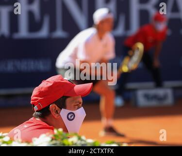 Profil des Linesman (mit Corona Maske) auf dem Platz bei Kitzbühel Open 2020, Kitzbühel, Tirol, Österreich, Europa. Stockfoto
