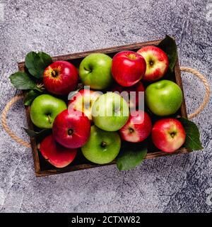 Reife rote und grüne Äpfel in Holzkiste.Draufsicht mit Kopierraum. Stockfoto
