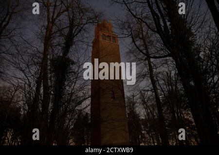 Faringdon Folly, die letzte Torheit, die jemals in England gebaut wurde, im gruseligen Abendlicht Stockfoto