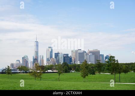 Ein Blick auf das Finanzviertel in Lower Manhattan von Governors Island aus. Luftaufnahme der Innenstadt von Manhattan Stockfoto