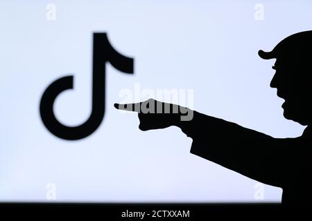 NEW YORK, USA, 25. SEPTEMBER 2020: Donald Trump gegen Tik Tok. Silhouette des amerikanischen Präsidenten im Konflikt mit dem chinesischen sozialen Netzwerk TikTok. Logo Stockfoto