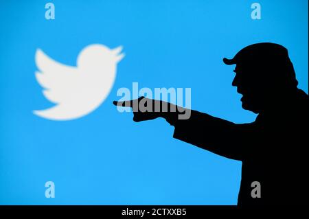 NEW YORK, USA, 25. SEPTEMBER 2020: Donald Trump versus Twitter. Silhouette des wütenden amerikanischen Präsidenten in Konflikt mit dem chinesischen sozialen Netzwerk Twitter Stockfoto