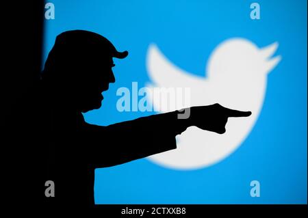 NEW YORK, USA, 25. SEPTEMBER 2020: Donald Trump versus Twitter. Silhouette des wütenden amerikanischen Präsidenten in Konflikt mit dem chinesischen sozialen Netzwerk Twitter Stockfoto