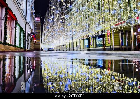 Weihnachtsdekoration Reflexionen auf Nikolskaja Straße in Moskau Stockfoto
