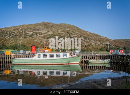 Der Ullswater Steamer MV Lady Dorothy vertäute am 17. September 2020 an der Anlegestelle in Glenridding mit bunten Reflexen in Glenridding, Cumbria, Großbritannien Stockfoto
