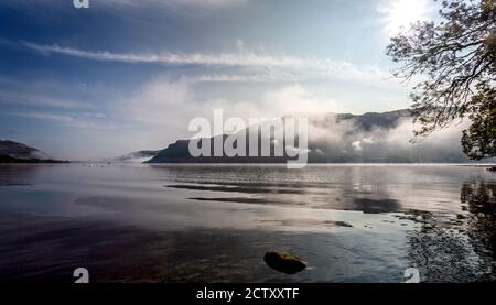 Frühmorgens neblige Landschaft - Ullswater See im Lake District, Cumbria, UK am 18. September 2020 Stockfoto