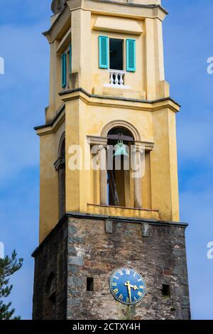 Nahaufnahme des Glockenturms im Dorf Portmeirion in Nordwales, Großbritannien. Stockfoto