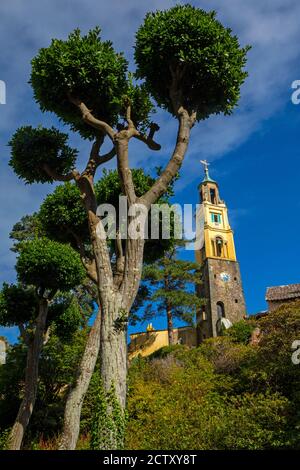 Blick auf den Glockenturm im Dorf Portmeirion in Nordwales, Großbritannien. Stockfoto