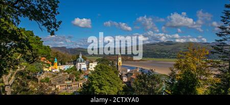 Der atemberaubende Panoramablick vom Pavillon auf das Dorf Portmeirion und die Flussmündung von Dwyryd in Nordwales, Großbritannien. Stockfoto