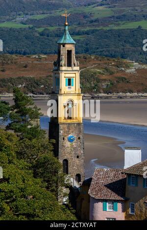 Blick auf den Glockenturm im Dorf Portmeirion in Nordwales, Großbritannien. Die Dwyryd Mündung ist im Hintergrund. Stockfoto