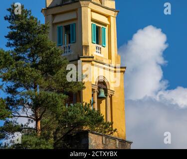 Nahaufnahme des Glockenturms im Dorf Portmeirion in Nordwales, Großbritannien. Stockfoto