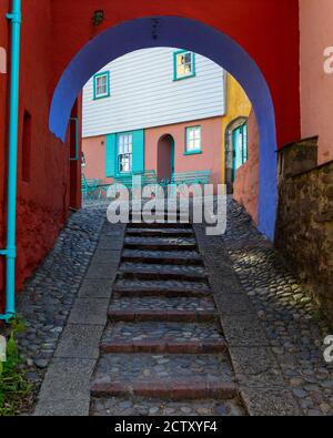 Ein farbenfroher Torbogen im malerischen Dorf Portmeirion in Nordwales, Großbritannien. Stockfoto