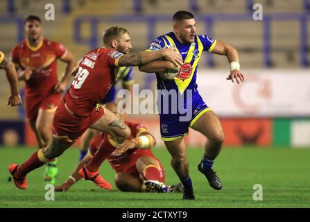 Warrington Wolves Danny Walker (rechts) wird von den Katalanen Dragon Sam Tomkins während des Betfred Super League Spiels im Halliwell Jones Stadium, Warrington, angegangen. Stockfoto