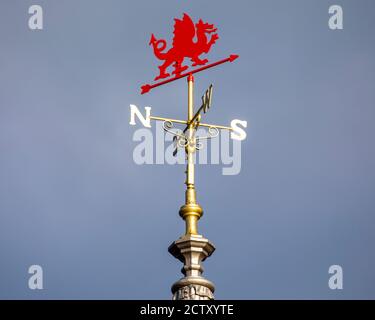 Eine rote Drachen Wetterfahne befindet sich am Llandudno Pier, in der historischen Küstenstadt Llandudno in Nordwales, Großbritannien. Der rote Drache ist ein Symbol für Stockfoto