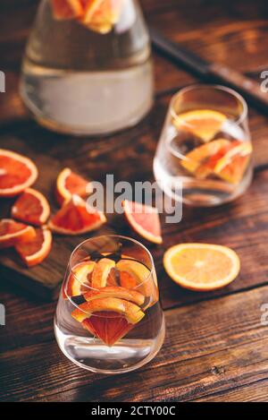 Wasser mit roten Orangen infundiert Stockfoto
