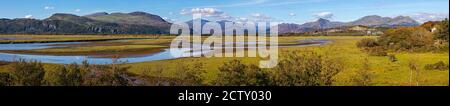 Der atemberaubende Panoramablick auf den Snowdonia National Park vom Traeth Glaslyn Nature Reserve in North Wales, Großbritannien. Stockfoto