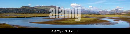 Der atemberaubende Panoramablick auf den Snowdonia National Park vom Traeth Glaslyn Nature Reserve in North Wales, Großbritannien. Stockfoto