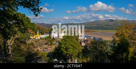 Der atemberaubende Panoramablick vom Pavillon auf das Dorf Portmeirion und die Flussmündung von Dwyryd in Nordwales, Großbritannien. Stockfoto