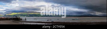 Moody Panoramablick von der Stadt Beaumaris auf der Isle of Anglesey in Wales, Großbritannien. Der Beaumaris Pier ist auf der linken Seite zu sehen. Stockfoto