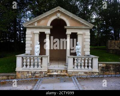 Pavillon im klassischen griechischen oder römischen Stil in Wyreside Hall, Dolphinholme, Lancashire, Großbritannien im Jahr 2020. Das ursprüngliche Haus wurde 1836 von John Fenton Cawthorn's Treuhändern an Robert Garnett (1780-1852) verkauft. Im Jahr 1843-44 wurde das Haus von Garnet nach Entwürfen von Edmund Sharpe (1809-77) umgebaut, einschließlich des Abrisses von Adams Westfront. Gleichzeitig wurde das Interieur komplett verändert und neu gestaltet. Weitere Änderungen fanden statt und das Haus wurde im Jahr 1936 verkauft und in Wohnungen aufgeteilt. 2012 wurde es in ein Hotel umgewandelt. Stockfoto