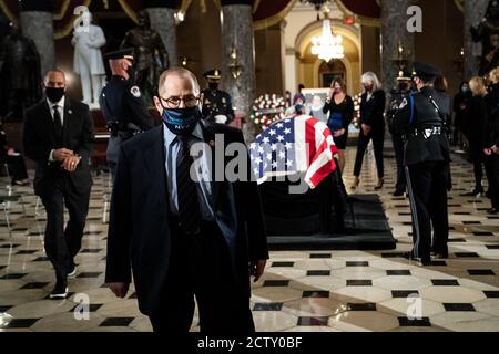 Washington, Vereinigte Staaten Von Amerika. September 2020. Der Vertreter der Vereinigten Staaten, Jerrold Nadler (Demokrat von New York), verlässt das Land, nachdem er der verstorbenen Justizministerin Ruth Bader Ginsburg, die am 25. September 2020 in der Statuarhalle des Kapitols in Washington, DC liegt, seinen Respekt zollt. Quelle: Erin Schaff/Pool via CNP Quelle: dpa/Alamy Live News Stockfoto