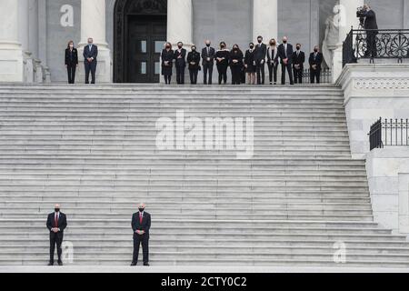 Washington, USA. September 2020. Die Fahnenschwärzette, die Gerechtigkeit Ruth Bader Ginsburg trägt, die am 18. September starb, getragen von einem gemeinsamen Service-Militär-Ehrengarde, kommt am Freitag, 25. September 2020 in Washington, DC an der Ostfront des US-Kapitols an, um in Zustand zu liegen.(Photo by Oliver Contreras/SIPA USA) Quelle: SIPA USA/Alamy Live News Stockfoto