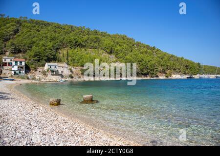 Hvar/ Kroatien-8. August 2020: Faszinierende, abgeschiedene Bucht Stiniva auf der Insel Hvar, mit wenigen alten Häusern und abgerundeten Kiesstrand mit türkisfarbenem Wasser, s Stockfoto