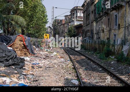 Kolkata, Indien - 2. Februar 2020: Am 2. Februar 2020 durchqueren einige nicht identifizierte Menschen die aktive Eisenbahn in den Slums in Kolkata, Indien Stockfoto