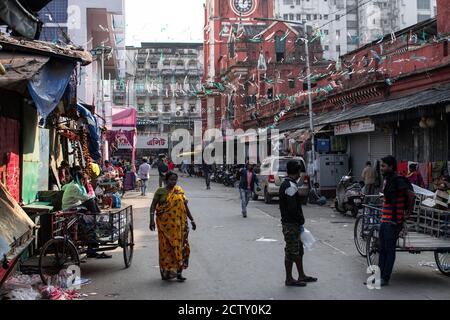 Kolkata, Indien - 2. Februar 2020: Alltag auf der Straße, wo Unidentifizierte am 2. Februar 2020 in Kolkata, Indien, vorbei gehen Stockfoto