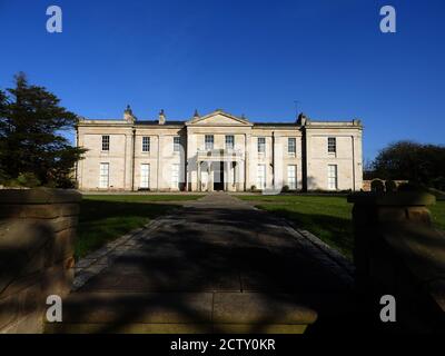 Wyreside Hall aus dem 17. Jahrhundert, Dolphinholme, Lancashire, Großbritannien im Jahr 2020. Das ursprüngliche Haus wurde 1836 von John Fenton Cawthorn's Treuhändern an Robert Garnett (1780-1852) verkauft. Im Jahr 1843-44 wurde das Haus von Garnet nach Entwürfen von Edmund Sharpe (1809-77) umgebaut, einschließlich des Abrisses von Adams Westfront. Gleichzeitig wurde das Interieur komplett verändert und neu gestaltet. Andere Alteratyionen fanden statt und das Haus wurde 1936 verkauft und in Wohnungen aufgeteilt. 2012 wurde es in ein Hotel umgewandelt. Stockfoto