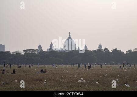 Kolkata, Indien - 2. Februar 2020: Nicht identifizierte Menschen besuchen Maidan Park und spielt Cricket vor dem Victoria Memorial Gebäude am 2. Februar 2020 Stockfoto