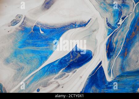 Strudel von blauen Farbstoff in hellgrau und goldenen Pigment aufgelöst. Acryl Diffusion abstrakt schönen Hintergrund Stockfoto