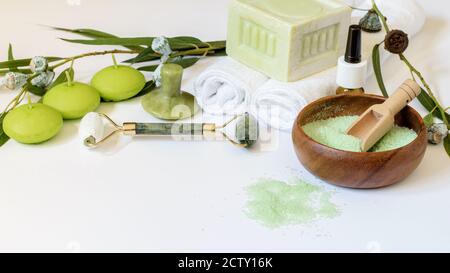 Eukalyptusprodukte Seife, Salz, Kerzen auf weißem Hintergrund. Chinesische Werkzeuge gua Sha, Jade Juwel und Roller für die Gesichtspflege. Gesunder Lebensstil, Aromath Stockfoto
