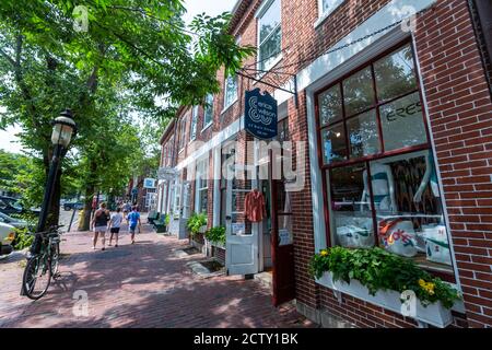 Die Kopfsteinpflaster Main Street in der historischen Innenstadt von Nantucket, Nantucket Island, Massachusetts, USA Stockfoto