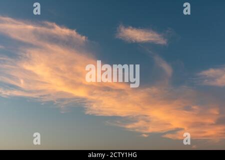 Sonnenuntergang farbenfrohe epische bunte goldene Wolken auf blauem, lebendigem Himmel. Magische Dämmerung Licht Wolkenlandschaft Stockfoto