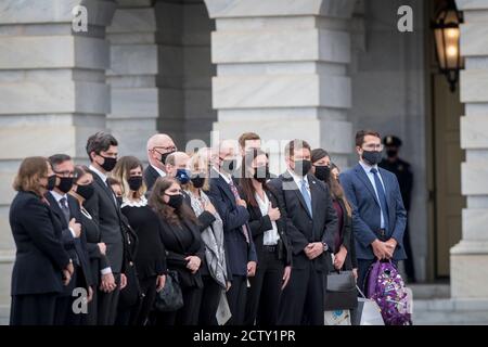 Familienangehörige der Richterin des Obersten Gerichtshofs Ruth Bader Ginsburg beobachten, wie ihre Fahnenschal das US-Kapitol in Washington, DC verlässt., Freitag, 25. September 2020, nachdem sie im Staat in der Statuary Hall liegt. Justice Ginsburg starb an ihrem Kampf gegen Bauchspeicheldrüsenkrebs und ist die erste Frau, die im US-Kapitol liegt. Kredit: Rod Lampey/CNP Verwendung weltweit Stockfoto