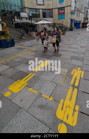 Cardiff Covid-19 Lockdown sozialen Abstand Bürgersteig Markierungen Stockfoto