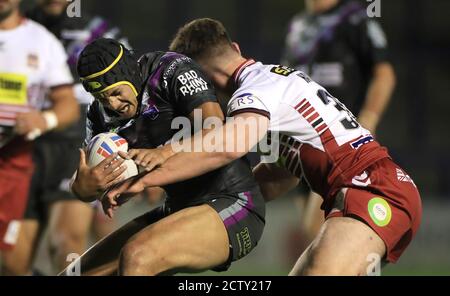 Ben Jones-Bishop von Wakefield Trinity (links) wird von Ethan Havard von Wigan Warriors während des Betfred Super League-Spiels im Halliwell Jones Stadium, Warrington, angegangen. Stockfoto