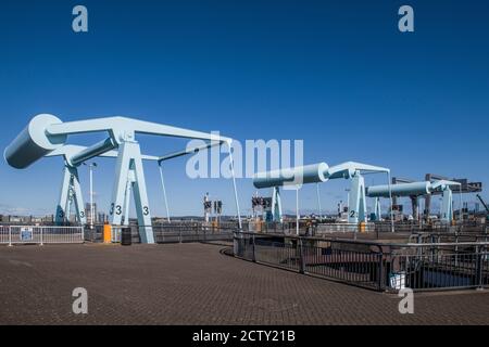 Drei Bascule-Brücken auf der Cardiff Bay Staustufe - blau grün gestrichen. Wird zum Anheben des Straßenabschnitts verwendet, um Boote unter der Bucht hinein- und herausfahren zu lassen. Stockfoto