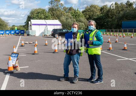 BlackBushe Airport, Hampshire, Großbritannien. September 2020. NHS Surrey Heath Bereich haben begonnen, kostenlose Grippe-Jabs (Influenza-Impfungen) beginnend mit der über 70-er Gruppe. Diese werden auf einer Außenfahrt durch Anlage am Blackbushe Airport direkt über der Grenze in Hampshire durchgeführt. Es wird gehofft, dass die diesjährige verstärkte Grippeimpfung dazu beitragen wird, den Druck auf das NHS- und Sozialpersonal zu verringern, das möglicherweise mit dem Coronavirus covid-19 zu kämpfen hat. Stockfoto