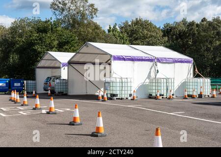 BlackBushe Airport, Hampshire, Großbritannien. September 2020. NHS Surrey Heath Bereich haben begonnen, kostenlose Grippe-Jabs (Influenza-Impfungen) beginnend mit der über 70-er Gruppe. Diese werden auf einer Außenfahrt durch Anlage am Blackbushe Airport direkt über der Grenze in Hampshire durchgeführt. Es wird gehofft, dass die diesjährige verstärkte Grippeimpfung dazu beitragen wird, den Druck auf das NHS- und Sozialpersonal zu verringern, das möglicherweise mit dem Coronavirus covid-19 zu kämpfen hat. Stockfoto