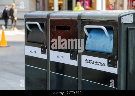 Abfallbehälter für drei Abfallbehälter für verschiedene Arten von Müll in den Straßen von New York NY USA Stockfoto