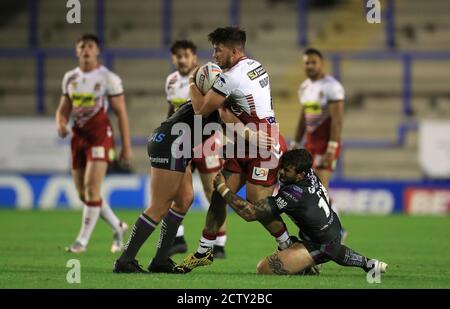 Oliver Gildart von Wigan Warriors (Mitte) wird von Wakefield Trinity's Jordan Crowther (links) und Jay Pitts während des Betfred Super League Spiels im Halliwell Jones Stadium, Warrington, angegangen. Stockfoto