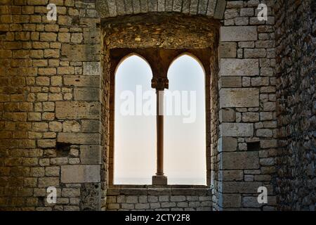 Fenster in den Mauern von Sermoneta, kleine und ehrfürchtige mittelalterliche Hügelstadt in der Provinz Latina, Region Latium Stockfoto